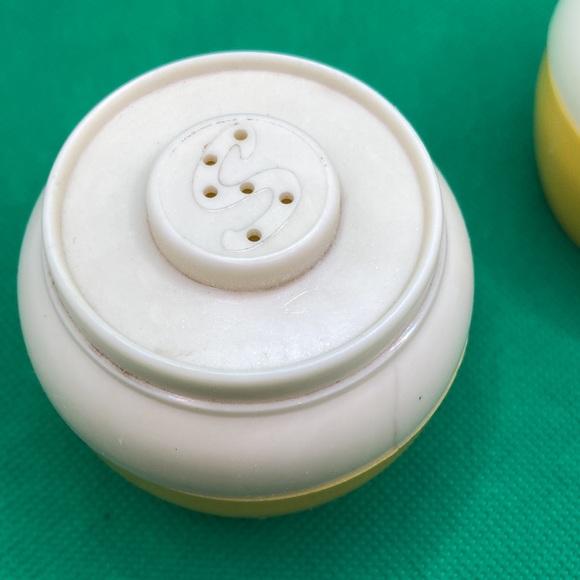 Vintage Admiration Yellow & White Bean Pot Plastic Salt & Pepper Shakers - Picture 3 of 4